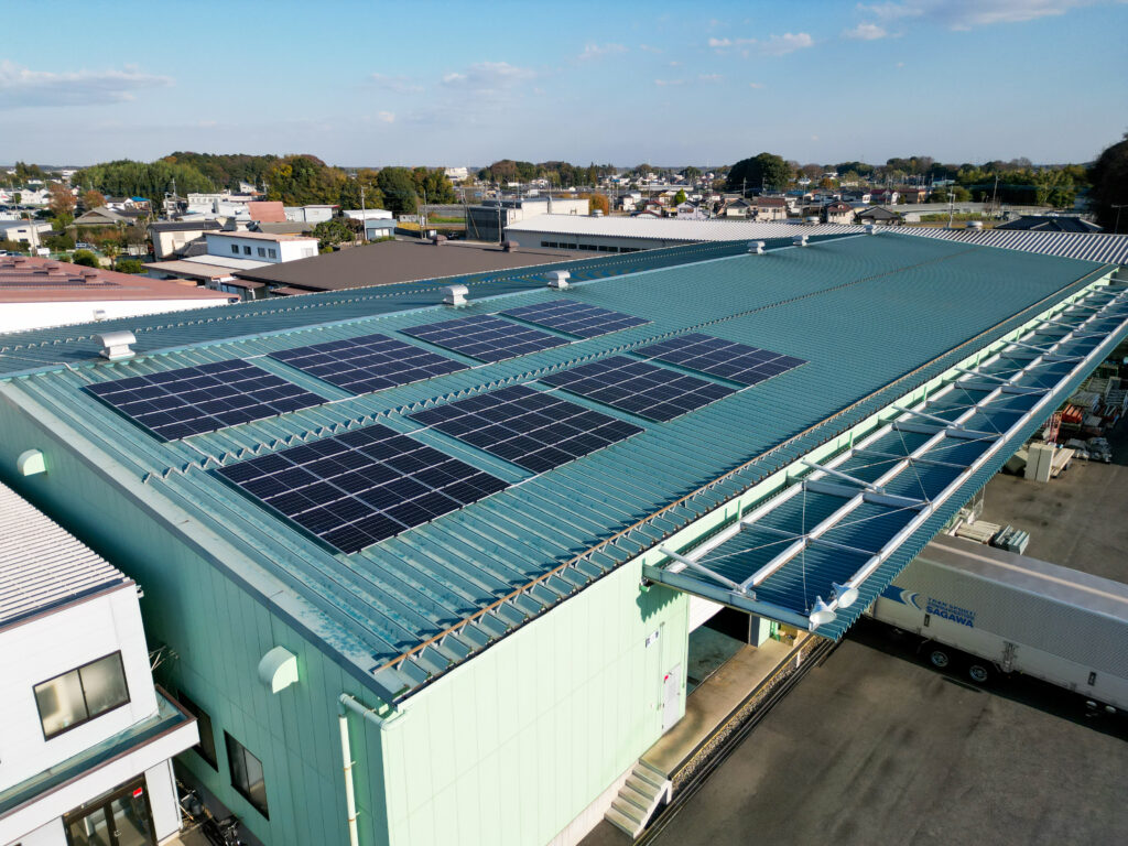 動画を公開しました|【施工事例】自家消費型太陽光発電システム|カインズ商配(結城センター/ 千葉第1センター)様のサムネイル